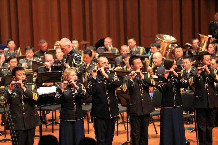Quân nhạc hai nước cùng biểu diễn tại Bắc Kinh.